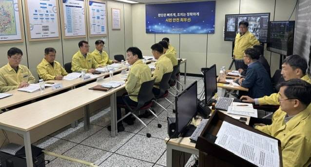 광주교통공사 내 지역사고수습본부에서 노회종 부장과 임직원들이 회의를 하고 있다. /광주교통공사 제공