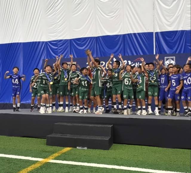 지난달 28일부터 지난 3일까지 경주에서 열린 ‘화랑대기 전국 유소년 축구대회’에서 우수한 성적을 거둔 보물섬남해스포츠클럽 선수단이 환호하고 있다./보물섬남해스포츠클럽/
