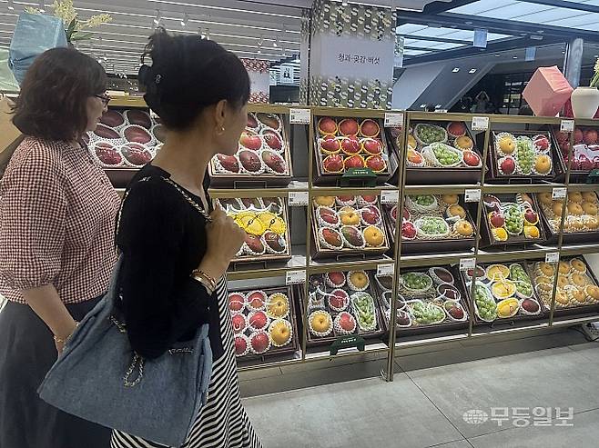 8일 찾은 광주신세계 지하 1층 과일 선물세트 코너에는 제품마다 ‘QR 바로 주문’ 서비스가 비치돼 있다. 휴대폰으로 QR코드를 스캔하면 결제와 배송 접수까지 한 번에 가능해 편리성을 높였다. 박찬 기자