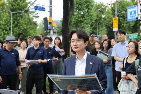 서준오 노원구청장이 '2026 노원수제맥주축제' 개최를 앞두고 지난 2일 화랑대 철도공원을 찾아 안전점검을 하고 있다.[출처=노원구]