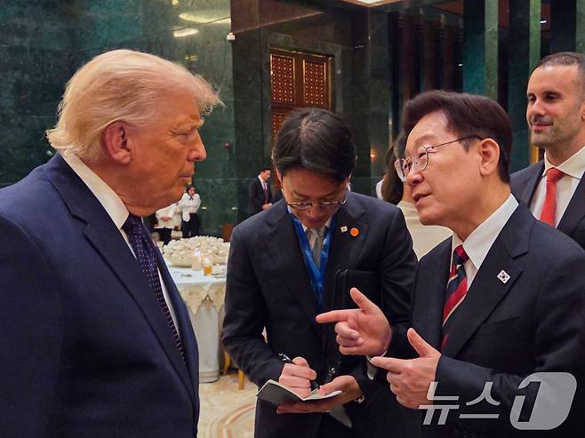지난 7월 북대서양조약기구(NATO·나토) 정상회의 때 이재명 대통령이 튀르키예 앙카라 대통령궁에서 열린 튀르키예 대통령 내외 주최 공식 환영만찬에서 도널드 트럼프 미국 대통령과 대화하는 모습. (공동취재) 2026.7.8 ⓒ 뉴스1 이재명 기자