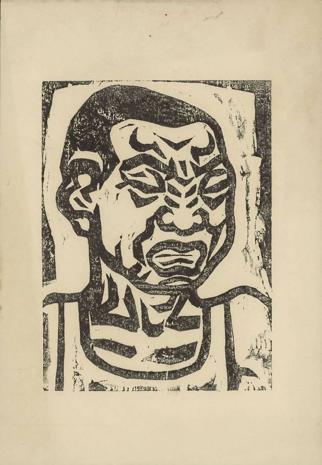오윤이 1977년 제작한 〈우는 아이〉 목판화 습작. 굵은 선과 단순화한 형태로 인물의 표정을 포착한 작업으로, 전시는 출판미술과 판화 작업을 통해 독자적인 조형 언어를 찾아가는 과정을 소개한다. 서울시립미술관