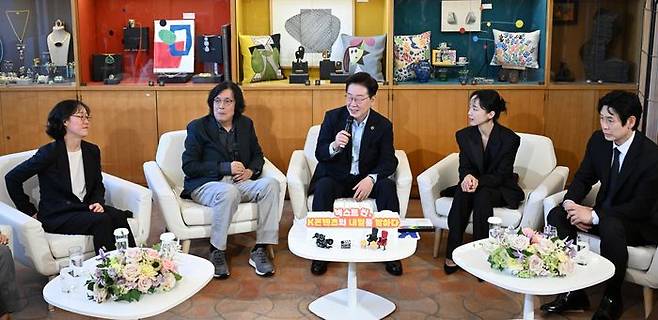 이재명 대통령이 7일(현지 시간) 프랑스 생폴드방스 마그 재단 부티크룸에서 열린 '영화인들과 대화'에서 발언을 하고 있다. 오른쪽부터 배우 설경구·전도연, 이 대통령, 감독 이창동·정주리 ⓒ뉴시스