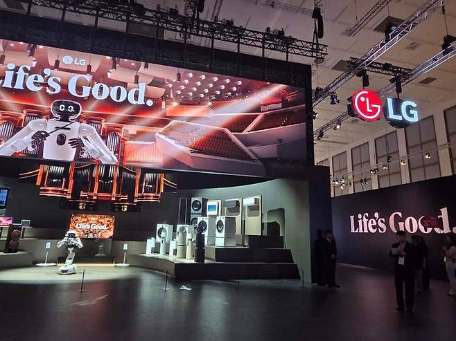IFA 2026에 참가한 LG전자 부스 전경. 절반 가량은 제품 전시를, 나머지 절반 상당은 비공개 B2B 미팅 공간이 차지했다. ⓒ임채현 기자
