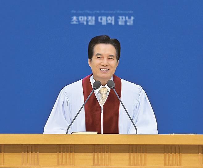 ‘초막절 대회 끝날’ 대성회를 집전하는 총회장 김주철 목사. 하나님의 교회 제공