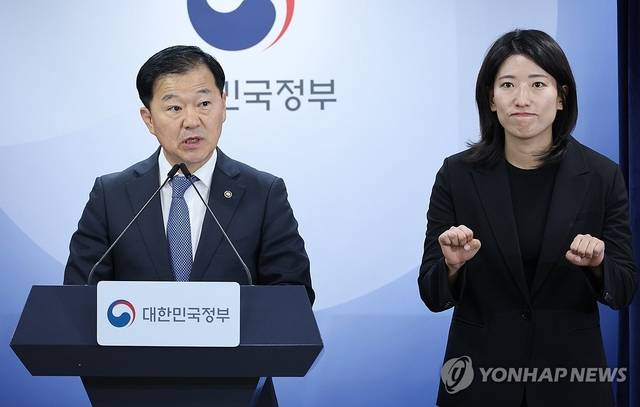 이형훈 보건복지부 2차관이 8일 서울 종로구 정부서울청사에서 2027년도 건강보험료율 7.19% ‘동결’ 등을 내용으로 한 제15차 건강보험정책심의위원회 결과 브리핑을 하고 있다. 연합뉴스