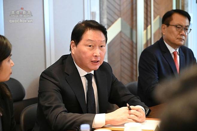 최태원 SK그룹 회장이 8일 서울에서 한국을 방문 중인 쩐 타인 먼 베트남 국회의장을 만나 양국 경제협력과 SK그룹의 베트남 투자 확대 방안을 논의하고 있다. 베트남 국회 홈페이지 갈무리