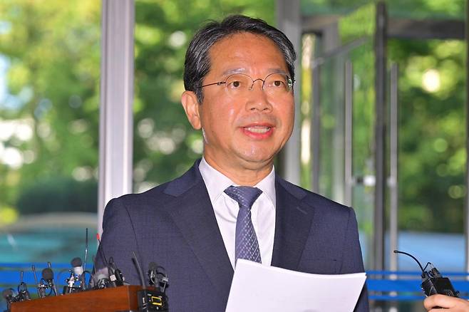 김승원 법무부 장관 후보자가 7일 서울 종로구의 적선현대빌딩에 마련된 인사청문회 준비 사무실로 출근하던 중 기다리던 취재진 앞에서 입장을 밝히고 있다. 최주연 기자