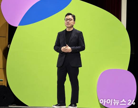 이준희 삼성SDS 대표가 8일 코엑스에서 기업 인공지능 전환(AX) 콘퍼런스 '리얼 서밋(REAL Summit) 2026'에서 기조연설을 하고 있다. [사진=최효경 기자]