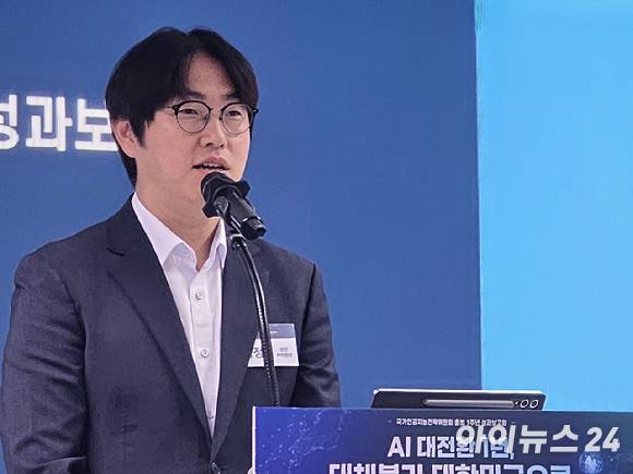 하정우 국가인공지능전략위원회 상근부위원장이 8일 서울 중구 국가AI전략위원회에서 열린 국가인공지능전략위원회 출범 1주년 성과보고회에서 발언하고 있다. [사진=안세준 기자]