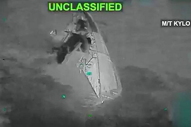 지난 6일 미 중부사령부(CENTCOM)가 공개한 영상에서 이란 유조선이 미국 해군 미사일 공격을 받아 파괴된 모습. AFP=연합뉴스