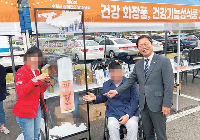 김승원(오른쪽) 법무부 장관 지명자와 지인 양모(왼쪽)씨가 지난 2023년 4월 경기 수원시 장애인의날 기념행사에서 양 씨가 대표이사를 맡은 회사의 제품 홍보 사진을 함께 찍은 모습. 양씨 회사 보도자료