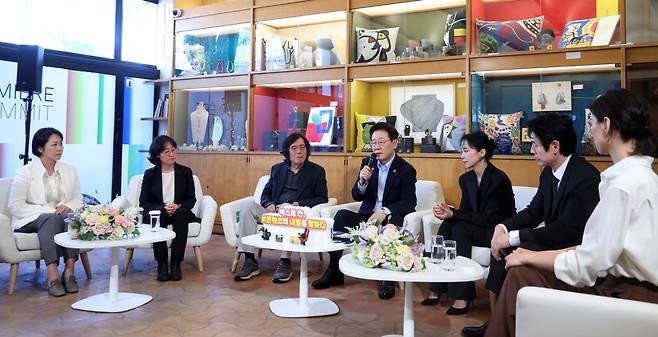 이재명 대통령이 7일(현지시간) 프랑스 남부 생폴드방스 마그 재단에서 국제 영화·영상 정상회의 '뤼미에르 서밋' 개막식 후 열린 영화인과의 대화에서 인사말을 하고 있다. / 사진=연합뉴스