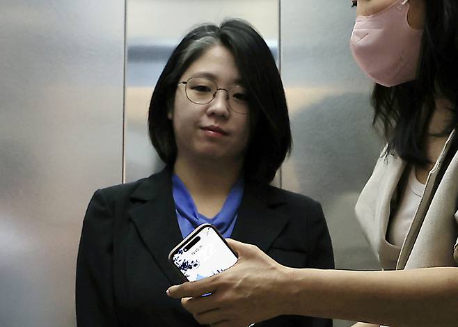 용혜인 성평등가족부 장관 후보자가 8일 서울 서대문구 한국청소년활동진흥원에 마련된 인사청문회 준비 사무실로 출근하고 있다. [뉴스1]
