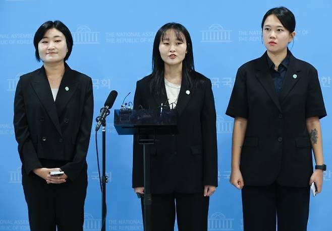 기본소득당 신지혜 대변인, 노서영 대변인, 김진서 부대변인이 7일 여의도 국회 소통관에서 열린 기자회견에서 기자들의 질문에 답하고 있다. [뉴시스]