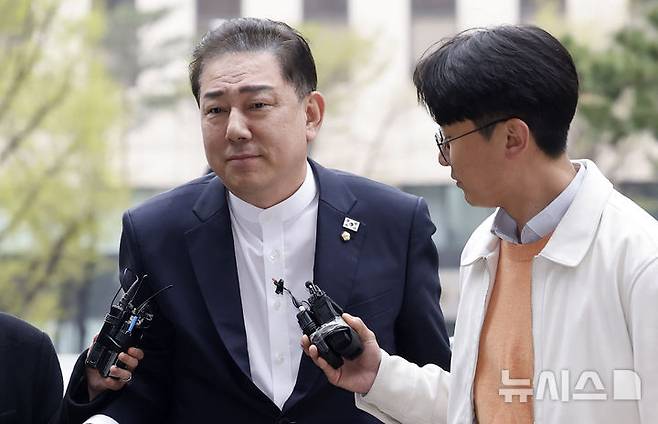 [서울=뉴시스] 김혜진 기자 = 정치자금법 위반 등 각종 비위 의혹을 받는 김병기 무소속 의원이 10일 서울 마포구 공공범죄수사대에서 열린 7차 피의자 조사에 출석하고 있다. 2026.04.10. jini@newsis.com