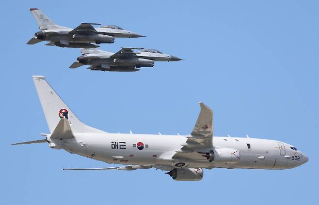 전투기 호위 받으며 비행하는 해군 해상초계기(P-8A). 연합뉴스