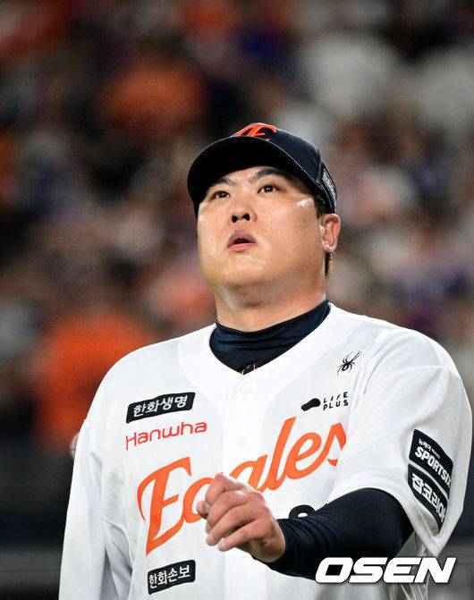 [OSEN=대전, 조은정 기자]20일 대전한화생명볼파크에서 2026 신한은행 SOL KBO리그 한화 이글스와 KIA 타이거즈의 경기가 열렸다.경기에 한화는 류현진, KIA는 황동하를 선발투수로 내세웠다.역전을 허용한 4회, 한화 류현진이 숨을 고르고 있다. 2026.08.20 /cej@osen.co.kr