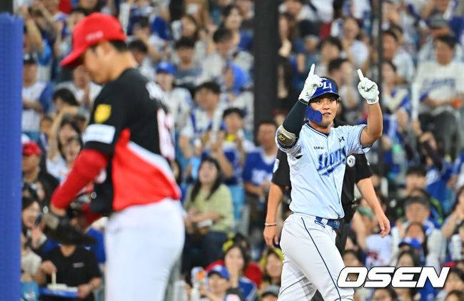 [OSEN=대구, 이석우 기자] 8일 대구삼성라이온즈파크에서 2026 신한 SOL KBO 리그 삼성 라이온즈와 KIA 타이거즈의 경기가 열렸다. 홈팀 삼성은 최원태가, 방문팀 KIA는 시라카와가 선발 출전했다. 삼성 라이온즈 양우현이 4회말 2사 3루 좌익수 앞 1타점 안타를 치고 세리머니를 하고 있다. 2026.09.08 / foto0307@osen.co.kr