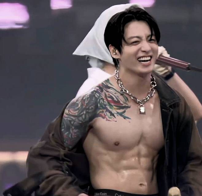 Jungkook, do BTS, incendeia o SoFi Stadium com seu físico escultural... Fãs enlouquecem