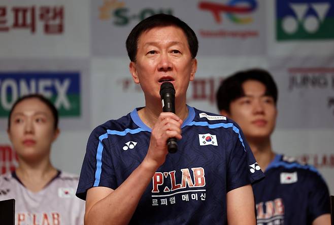 박주봉 감독이 이끄는 대한민국 배드민턴 대표팀은 8일 충북 진천 국가대표선수촌에서 열린 미디어데이에 참석해 오는 19일 개막하는 아이치·나고야 아시안게임을 앞둔 각오와 목표를 밝혔다. 이번 대회에서 대한배드민턴협회가 내건 목표는 금메달 3개, 은메달 1개, 동메달 2개다. 박주봉호는 여자단식 세계랭킹 1위 안세영과 남자복식 세계랭킹 1위 서승재-김원호 조 등을 앞세워 금메달 사냥에 나선다. 연합뉴스