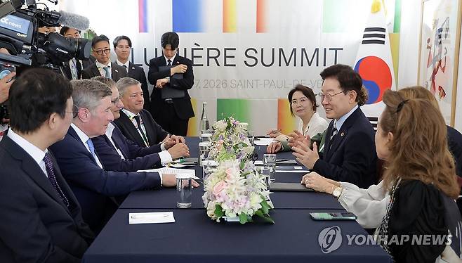 이재명 대통령, 미국영화협회 회원사 접견 (생폴드방스[프랑스]=연합뉴스) 김도훈 기자 = 이재명 대통령이 7일(현지시간) 뤼미에르 서밋이 열린 프랑스 남부 생폴드방스 마그 재단에서 미국영화협회 회원사 대표들을 접견하고 있다. 2026.9.8 superdoo82@yna.co.kr