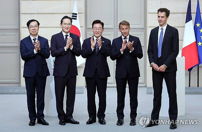 삼성전자-미스트랄AI, 투자협약 (파리=연합뉴스) 김도훈 기자 = 이재용 삼성전자 회장과 아르퇴르 망슈 미스트랄AI 최고경영자가 8일(현지시간) 프랑스 파리 엘리제궁에서 이재명 대통령과 에마뉘엘 마크롱 프랑스 대통령이 임석한 가운데 투자협약서를 교환한 후 기념촬영을 하고 있다. 
    왼쪽부터 이종명 삼성전자 부사장, 이재용 삼성전자 회장, 이 대통령, 마크롱 대통령, 아르퇴르 망슈 미스트랄AI 최고경영자. 2026.9.8 superdoo82@yna.co.kr