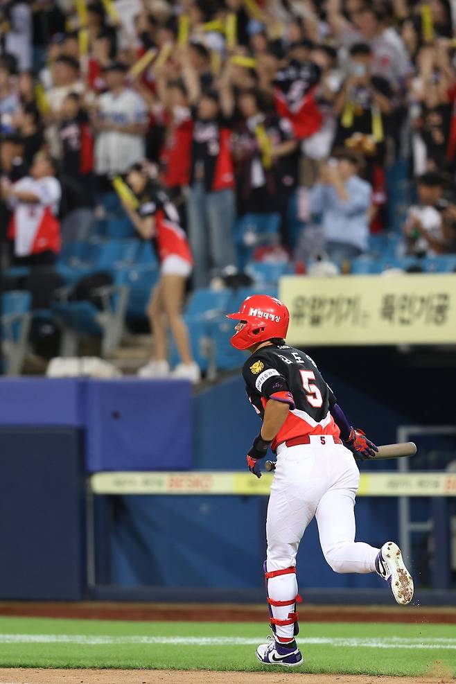 KIA 타이거즈 김도영이 지난 8일 대구 삼성라이온즈파크에서 열린 삼성과의 원정 경기에서 6회초 시즌 40호 홈런을 날린 뒤 타구를 바라보고 있다. /사진=KIA 구단 제공