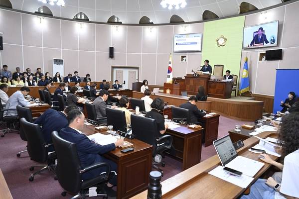 거제시의회가 9일 본회의를 열고 안건을 심의하고 있다. /거제시의회