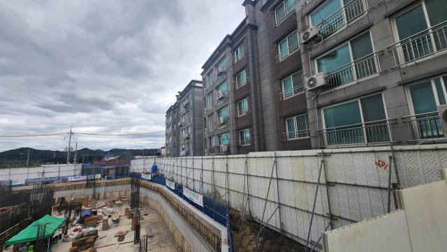 공사장 경계선과 불과 수 미터 거리를 두고 맞닿아 있는 주거단지 모습. 손병현 기자