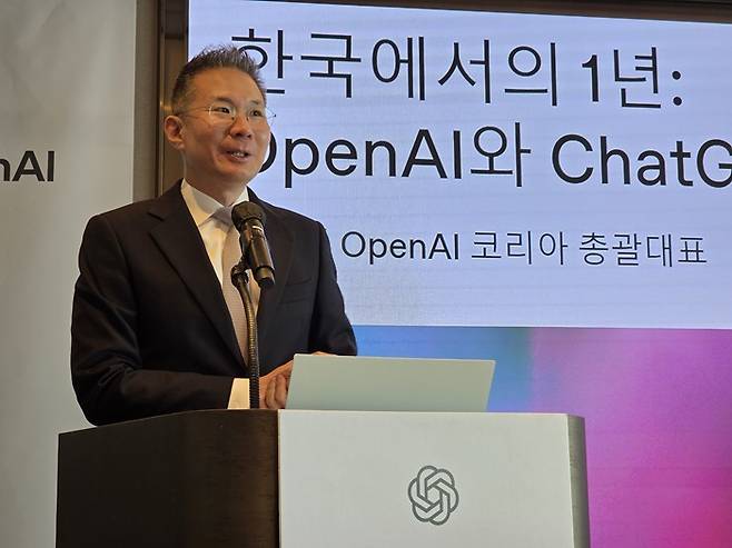 김경훈 오픈AI코리아 총괄대표가 9일 서울 강남구 조선팰리스 호텔에서 열린 한국오피스 출범 1주년 기념 기자간담회에서 지난 1년 간 사업성과와 향후 계획에 대해 발표하고 있다. 사진=이수영 기자