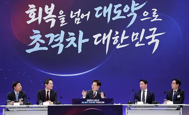 이재명 대통령이 6월 29일 청와대에서 열린 3대 메가프로젝트 국민보고회에서 발언하고 있다. (왼쪽부터) 구윤철 부총리 겸 재정경제부 장관, 이재용 삼성전자 회장, 이 대통령, 최태원 SK그룹 회장, 배경훈 부총리 겸 과학기술정보통신부 장관. (사진=연합뉴스·청와대통신사진기자단)