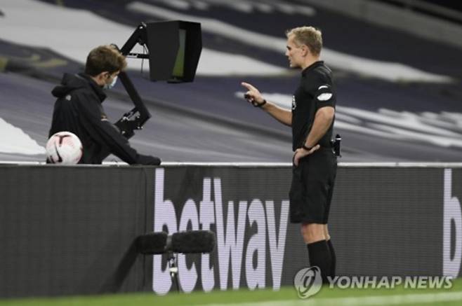 출처:연합뉴스 / 전 프리미어리그 심판 그레이엄 스콧