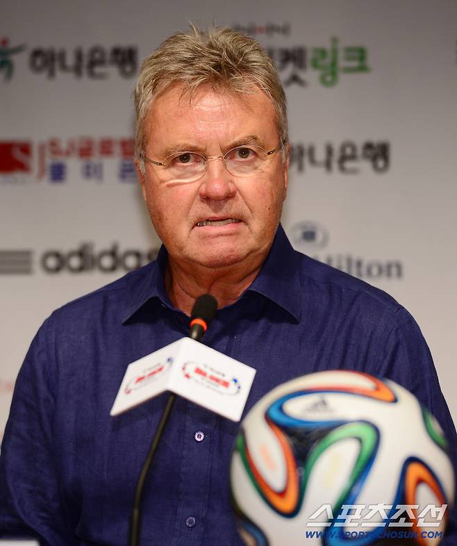 K리그 올스타전 기자회견이 24일 상암동 서울월드컵경기장에서 열렸다. 히딩크 감독이 질문에 답하고 있다.  '팀 K리그'와 '팀 박지성'이 맞대결을 펼치는 올스타전은 다양한 볼거리로 팬들의 관심을 끌고 있다. '팀 박지성'은 2002월드컵 4강 신화의 히딩크가 감독을 맡았다. 현역에서 은퇴한 박지성, 이영표가 김병지(전남), 이천수(인천) 현영민(전남) 등 2002년의 동료들과 한 팀으로 뛴다. 또 오범석, 김형일, 백지훈, 김재성, 김현, 문창진, 김용환 등 K리그 후배들도 가세했다.  이에 맞서는 '팀 K리그'는 K리그 최고의 감독으로 인정받는 황선홍이 감독을 맡았다. 김신욱, 이근호, 이동국, 김승규, 차두리, 이승기, 윌킨슨, 김진규, 홍철, 윤빛가람, 김두현, 염기훈, 이용 등 K리그 현역 올스타들이 총출동했다.  7년 만에 부활한 하프타임 계주와 심판으로 나서는 K리그 감독들도 또 다른 볼거리다. 후반에 주심으로 나설 예정인 최용수 서울 감독은 레드카드를 두 장 뽑아들겠다고 이미 공언했다. 서울월드컵경기장=정재근 기자 cjg@sportschosun.com/2014.07.24/