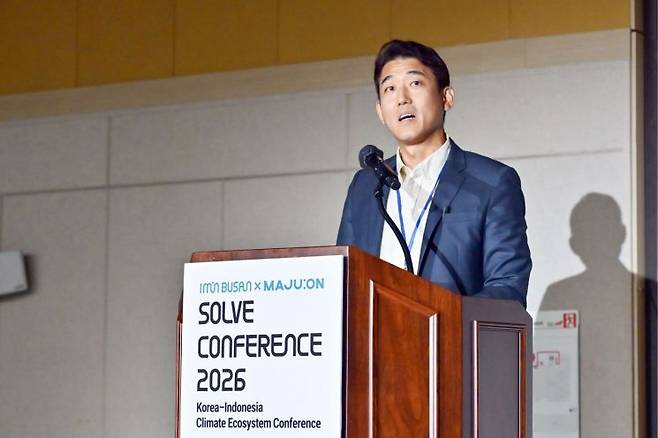 지용민 SK이노베이션 E&S 지속가능경영실장이 8일 부산 동구 부산항국제전시컨벤션센터에서 열린 솔브 컨퍼런스에서 한·인니 청년 창업 생태계 구축과 기후테크 협력의 필요성을 설명하고 있다. SK이노베이션