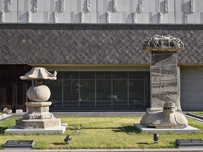 국보 ‘충주 정토사지 홍법국사탑’(왼쪽)과 보물 '충주 정토사지 홍법국사탑비’. /국립중앙박물관