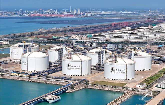 중국 최대 국영 정유사 중국석유화공그룹(시노펙·Sinopec)의 액화천연가스(LNG) 저장 탱크. 사진은 기사 내용과 무관. /AFP통신