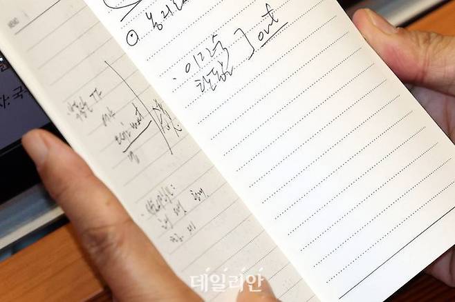김민석 더불어민주당 대표가 9일 오후 서울 여의도 국회 본청에서 열린 국회 본회의에서 수첩에 적힌 메모를 살펴보고 있다. 김 대표가 적은 수첩 메모에는 서울시장 후보에 정청래 전 대표를 비롯한 4인의 이름과 이진숙 국민의힘 의원과 무소속 한동훈 의원의 이름 옆에 'OUT'이라는 글씨가 적혀 있다. ⓒ데일리안 홍금표 기자