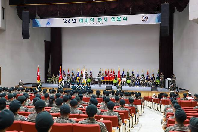 육군은 9일 전남 장성 육군보병학교에서 김규하(대장) 육군참모총장 주관으로 제2기 예비역 하사 임용식을 개최했다. 사진은 신임 예비역 하사들이 임용선서를 하는 모습. 육군 제공