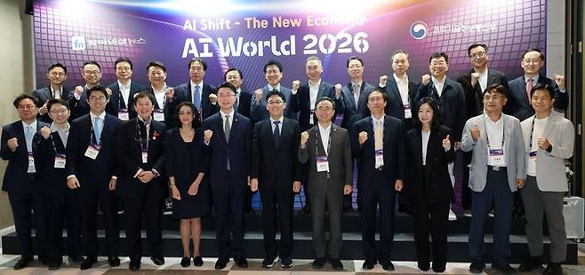한자리 모인 AI 리더들 9일 서울 송파구 롯데월드타워 롯데시네마에서 파이낸셜뉴스와 과학기술정보통신부가 공동 개최한 'AI월드 2026'에서 VIP 참석자들이 파이팅을 외치며 기념촬영하고 있다. 앞줄 왼쪽부터 박정필 한국은행 디지털혁신실장, 최명섭 티냅스 AI팀 HEAD OF AI, 다니엘 황 퓨처 네이티브 CEO, 안젤리나 콴 퓨처 네이티브 공동창업자 겸 최고리스크·컴플라이언스책임자, 루스 선 구글클라우드코리아 사장, 류제명 과기정통부 2차관, 전선익 파이낸셜뉴스 부회장, 임문영 국회 산업통상자원중소벤처기업위원회 위원, 이상규 정보통신정책연구원(KISDI) 원장, 윤송이 프린시플벤처파트너스(PVP) 매니징 파트너, 구창환 이글루코퍼레이션 부사장, 원만호 KT AX플랫폼 본부장. 뒷줄 왼쪽부터 이성훈 비트플래닛 대표이사, 박찬민 크래프톤 AI 전략 및 투자 총괄 이사, 이상윤 한국경제인협회 전무, 김덕진 IT커뮤니케이션 연구소장, 최장혁 서울대학교 공과대학 전기정보공학부 특임교수, 김홍재 파이낸셜뉴스 편집국장, 노동일 파이낸셜뉴스 주필, 허양호 베스핀글로벌 대표, 홍진배 정보통신기획평가원(IITP) 원장, 한창규 안랩 연구소장, 장세영 두산에너빌리티 AI이노베이션 담당, 이영호 현대무벡스 R&D본부장, 송의달 파이낸셜뉴스 사장. 사진=서동일 기자
