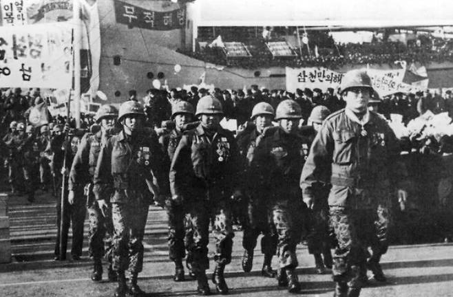 1972년 2월7일 베트남에 파병됐다 돌아온 청룡부대 환영식이 부산항에서 열리고 있다. 한국학중앙연구원 누리집
