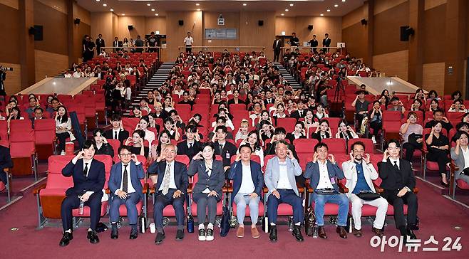 추민철 한케이홀딩스 대표,(오른쪽부터) 정현곤 청년과미래 이사장, 김희정 국민의힘 의원, 박동석 아이뉴스24사장, 홍기범 아이뉴스24 편집국장 등 참석자들이 9일 서울 여의도 국회 의원회관에서 열린 제10회 대한민국 청년의날 축제 조직위원 위촉식 & 시상식에서 기념촬영을 하고 있다. [사진=곽영래 기자]