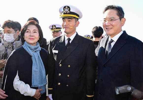 경남 창원시 진해구 해군사관학교 연병장에서 열린 제139기 해군·해병대 사관후보생 수료 및 임관식에서 이재용 삼성전자 회장과 홍라희 리움미술관 명예관장이 이지호 신임 소위와 기념 촬영하고 있다. 2025.11.28 [사진=공동 취재/연합뉴스]