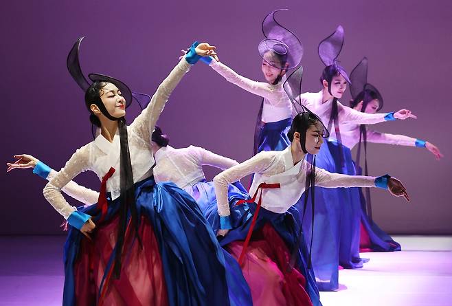 The Seoul Metropolitan Dance Theatre performs ″Mimesis″ at the Sejong Center for the Performing Arts in Jongno District, central Seoul, on Nov. 6, 2025. YONHAP