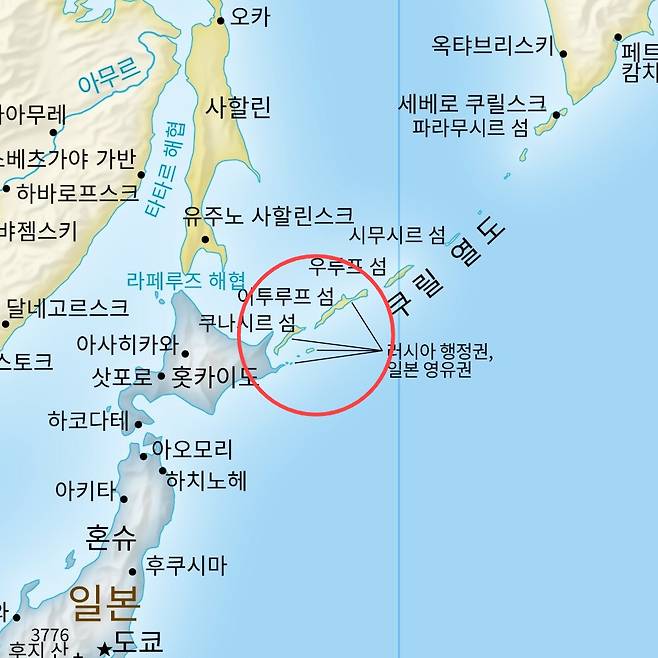 일본 북방 4개섬(빨간색 원)이 러시아 영토와 같은 연두색으로 표기된 이퀄어스도법 세계지도 한국어판. 이퀄어스닷컴