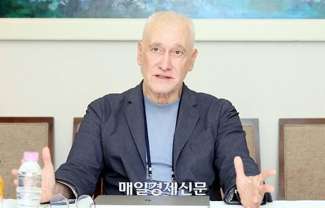 서울 프레지던트 호텔에서 매일경제신문과 인터뷰 중인 세계적인 노인 인권 전문가 즈베즈단 피르토셰크 박사.  <김재훈기자>