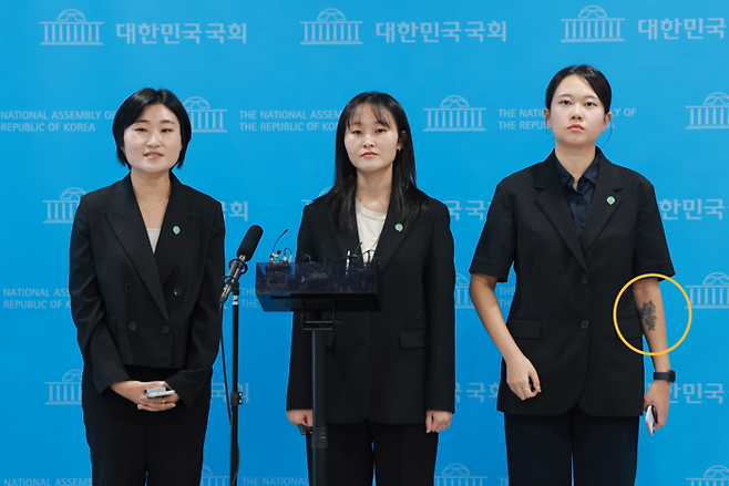 기본소득당 대변인인 노서영 최고위원(가운데)과 신지혜(왼쪽)·김진서 최고위원이 7일 국회 소통관에서 당을 둘러싼 논란에 관해 설명하는 기자회견을 한 뒤 취재진 질문에 답하고 있다. [연합뉴스]