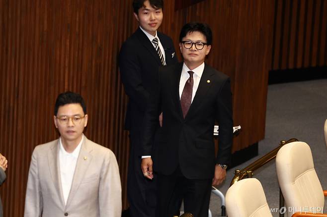 [서울=뉴시스] 고승민 기자 = 한동훈 부산 북구갑 국회의원 보궐선거 당선인이 5일 서울 여의도 국회 본회의장에서 박정훈 의원과 이동하고 있다. 2026.06.05. kkssmm99@newsis.com /사진=고승민