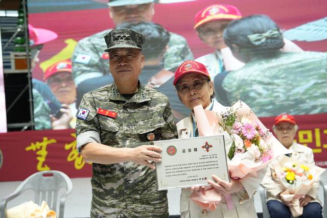 지난 8월 30일 제주도 한라체육관에서 개최된 제26회 제주 해병대의 날 기념식에서 주일석 해병대사령관이 현애순(해병 4기) 참전용사에게 공로패를 전달하고 있다. 해병대 제공