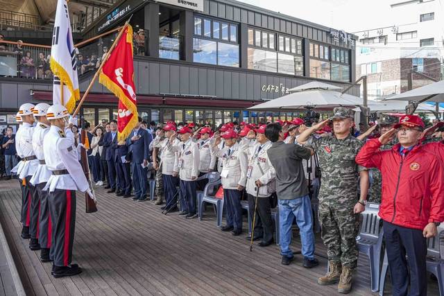 지난 5일 서대문구 홍제천 폭포공원에서 개최된 연희고지전투 전승기념 및 추모식에서 참전용사를 비롯한 참석자들이 국기에 대한 경례를 하고 있다. 해병대 제공